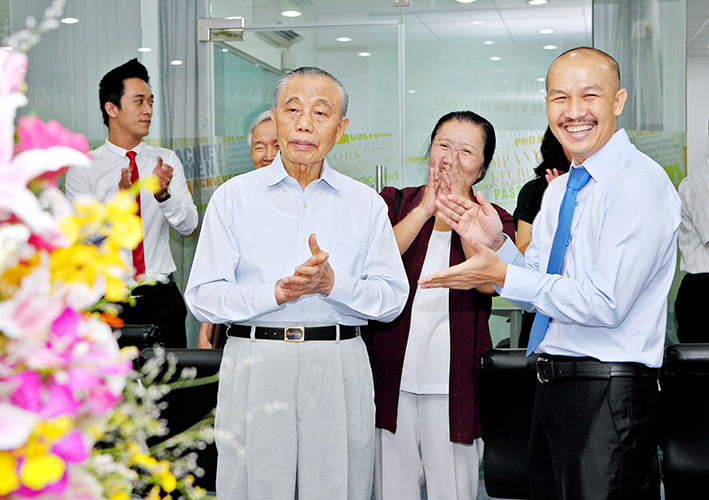 Chào đón bác Nguyễn Mạnh Cầm và phái đoàn hội khuyến học Việt Nam